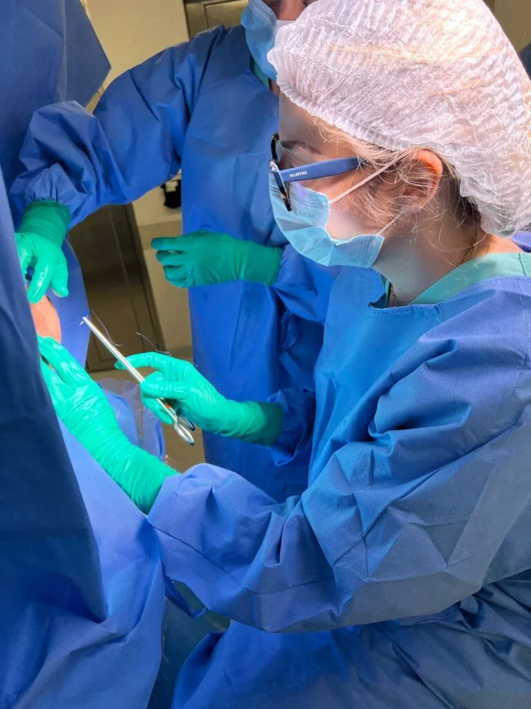 Dra. Rafaela Novo realizando um procedimento cirúrgico